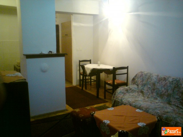 ИЗДАВАМ ГАРСОЊЕРА ВО СКОПЈЕ ДО АВТОБУСКА И ЖЕЛЕЗНИ