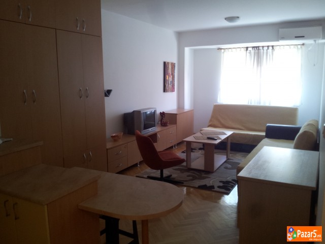 Се издава гарсоњера 33 м2 во населба Центар 