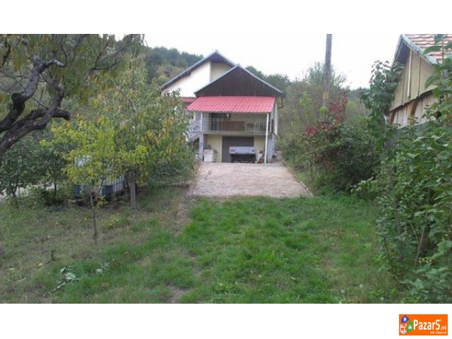 Плац со куќа