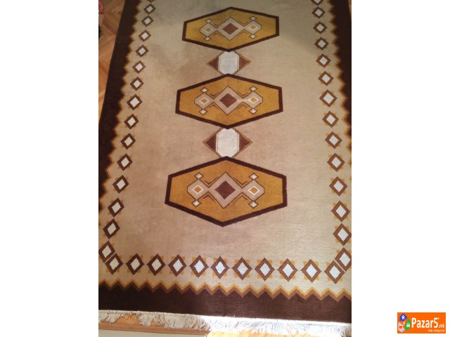 Продавам добро сочувани килими