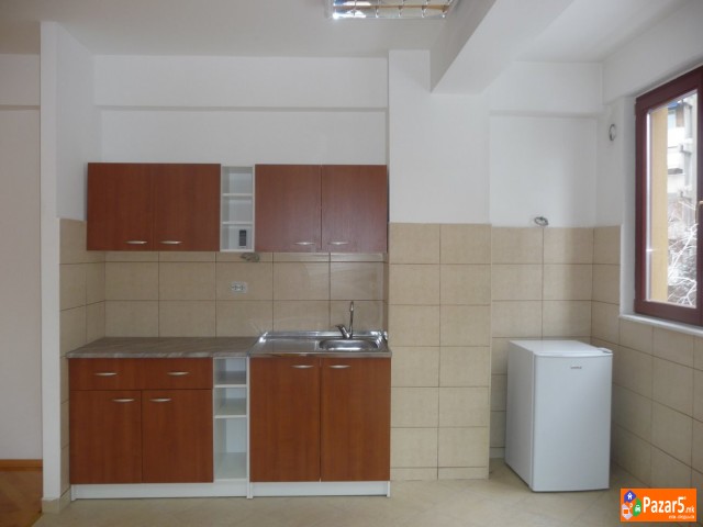 Izdavam Deloven Prostor.ploŠtad Sloboboda	