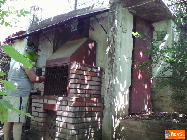 Prodavam Kuka 80 M2 So Plac 800 M2 , Dodatni Prost