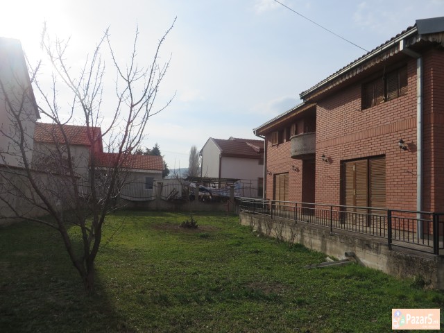 Се продаваКуќа - Деловен објект во с.Волково.