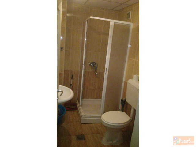 Izdavam Nova Trokrevetna Garsonjera Vo Centarot Na