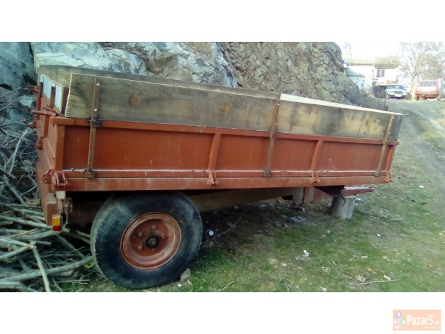 Prikolica za traktor so dokumenti i aparat za zava