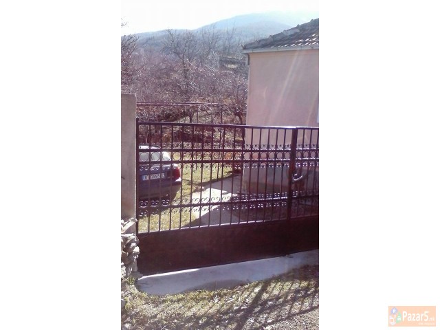 Prodavam Kuka Vo Brusnik , Bitola 