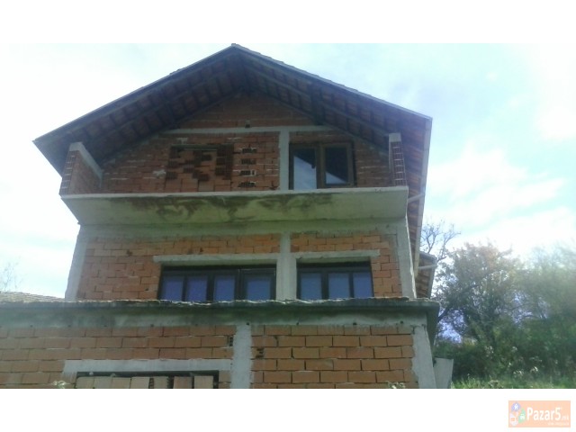 SE PRODAVA KUKA VO SELO KARBUNICA
