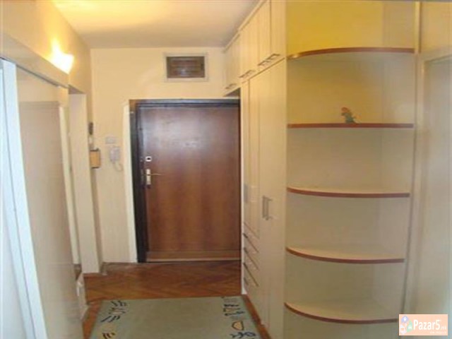 Se Izdava Dvosoben Stan Kaj Univerzalna