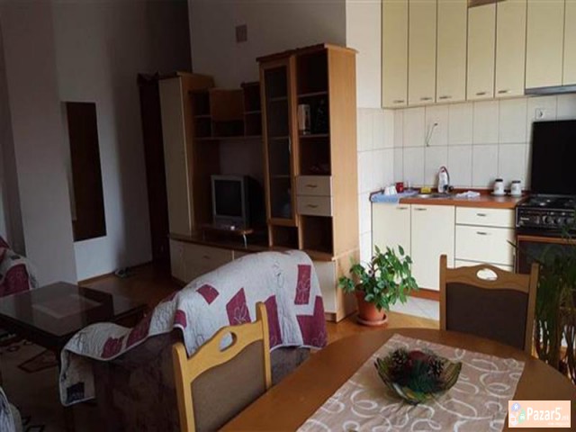 Se Iznajmuva Trosoben Stan Vo Centar