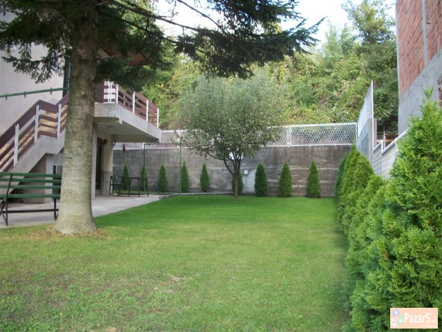 СЕ  ПРОДАВА  КУЌА