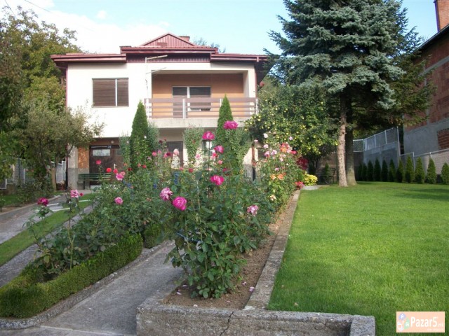 СЕ  ПРОДАВА  КУЌА