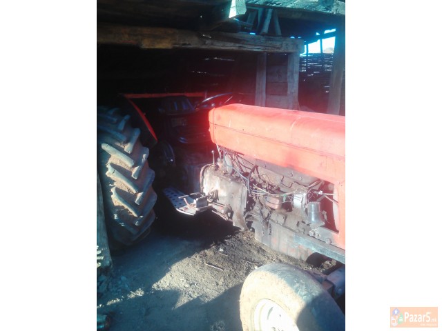 Se Prodava Traktor 551