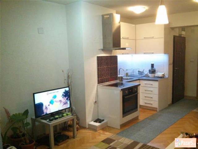 Se Izdava Dvosoben Stan Vo Centar