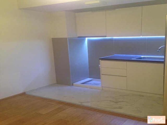 СЕ ИЗДАВА ДВОСОБЕН ПРАЗЕН СТАН ВО АЕРОДРОМ