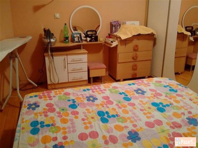 Se Izdava Namesten Stan Kaj Univerzalna Sala