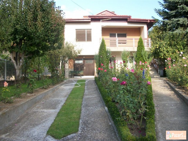 *СЕ ПРОДАВА КУЌА*