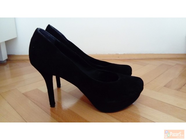 Се продаваат два фустани и еден пар штикли