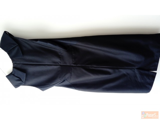 Се продаваат два фустани и еден пар штикли