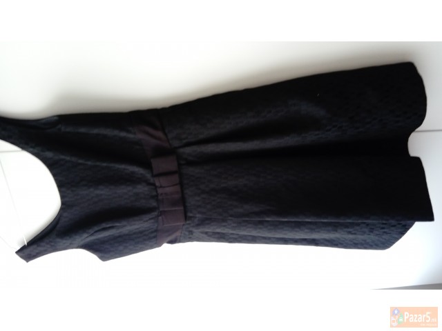 Се продаваат два фустани и еден пар штикли