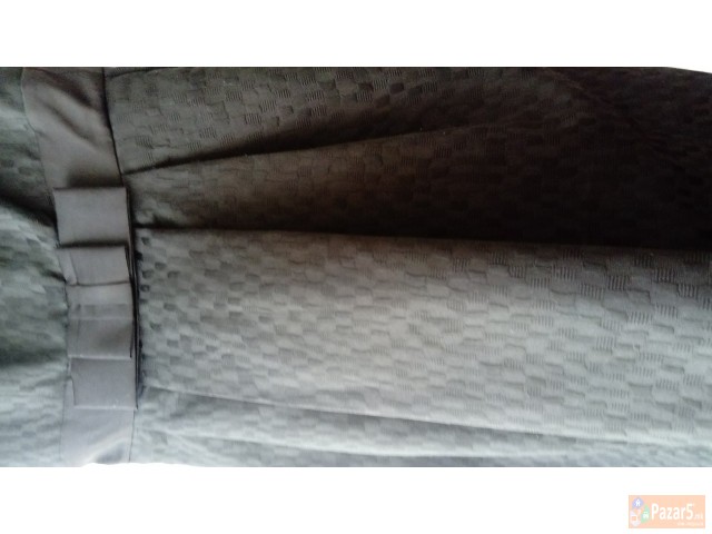 Се продаваат два фустани и еден пар штикли