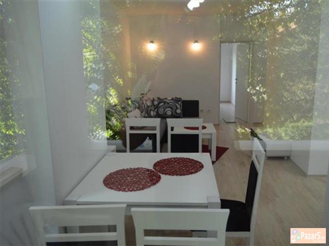 Se Iznajmuva Trosoben Stan Vo Centar