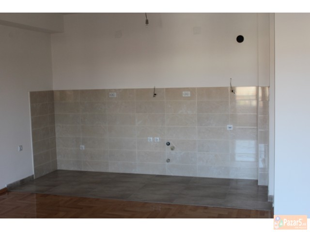 Се продава нов трособен во Маџир Маало