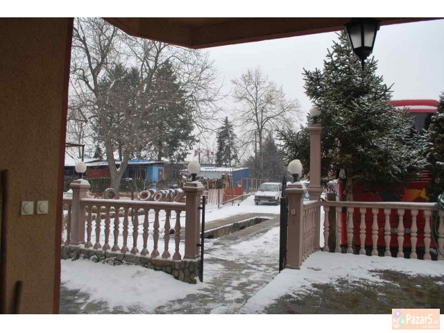 Се продава 245 м2 куќа во Бутел