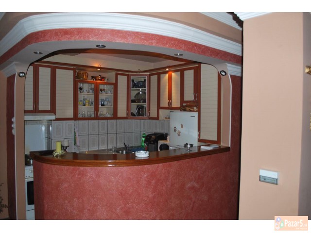 Се продава 245 м2 куќа во Бутел