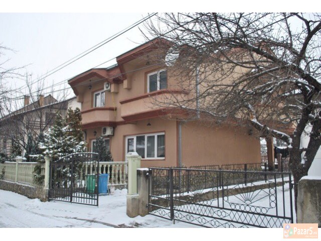 Се продава 245 м2 куќа во Бутел