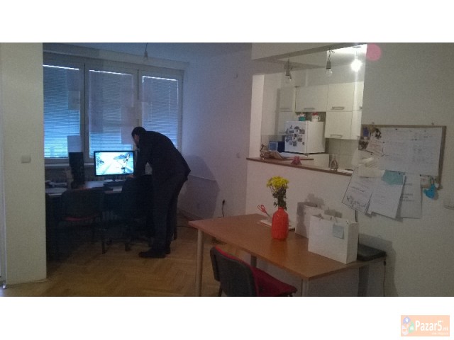 Се изнајмува деловен простор 90м2 во Центар