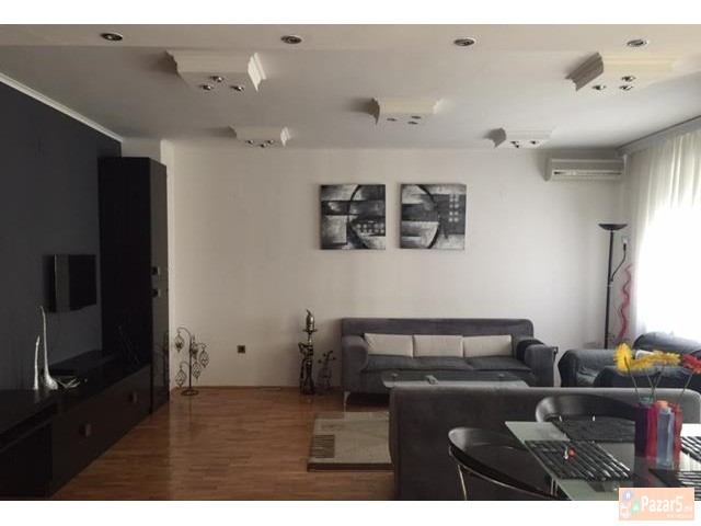 Се изнајмува луксузен стан 93м2 позади Универзална