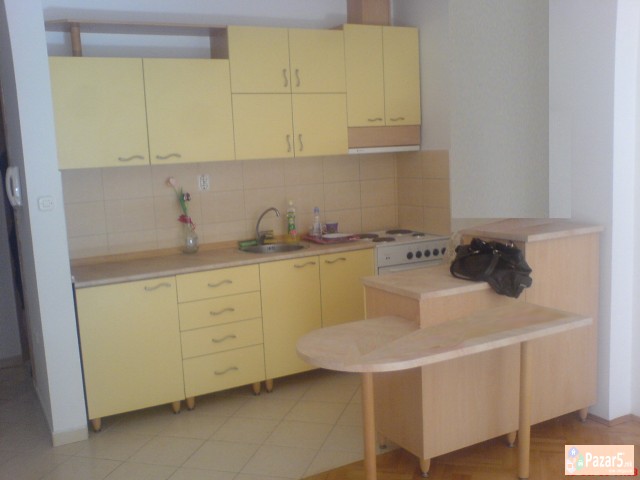 Се издава стан позади Универзална сала карши кафич