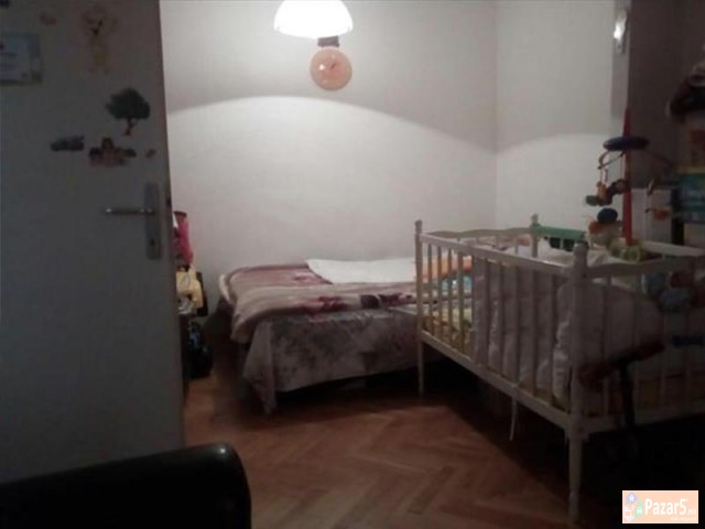 СЕ ИЗДАВА ДВОСОБЕН СТАН ВО АЕРОДРОМ