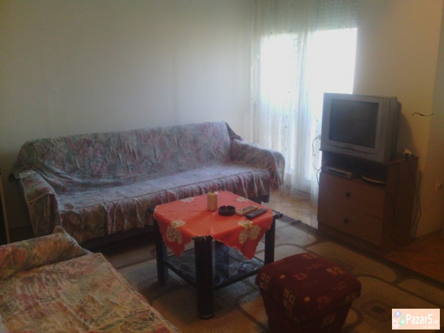 ИЗДАВАМ ГАРСОЊЕРА ВО СКОПЈЕ ДО АВТОБУСКА И ЖЕЛЕЗНИ