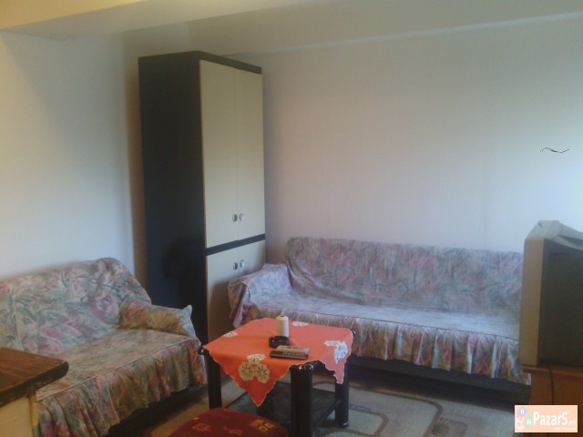 ИЗДАВАМ ГАРСОЊЕРА ВО СКОПЈЕ ДО АВТОБУСКА И ЖЕЛЕЗНИ