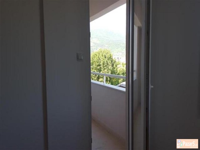 СЕ ИЗДАВА ТРОСОБЕН ПРАЗЕН СТАН ВО АЕРОДРОМ