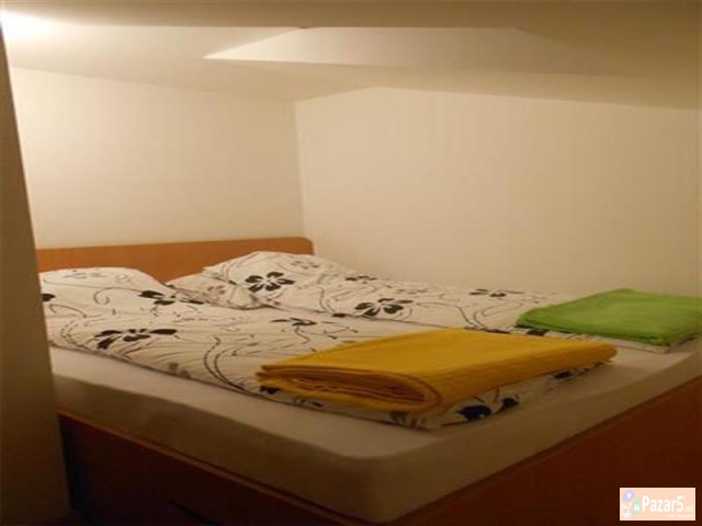 СЕ ИЗДАВА ТРОСОБЕН СТАН ВО КАПИШТЕЦ