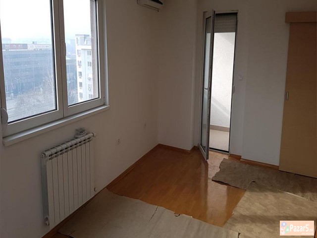 СЕ ИЗДАВА ПРАЗЕН ДВОСОБЕН СТАН ВО АЕРОДРОМ