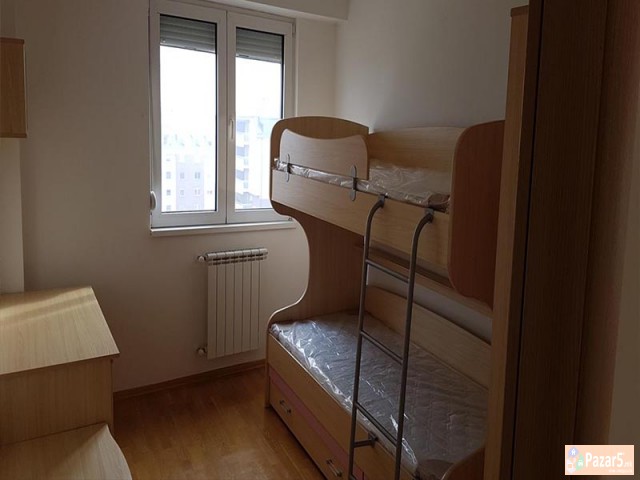 СЕ ИЗДАВА ПРАЗЕН ДВОСОБЕН СТАН ВО АЕРОДРОМ