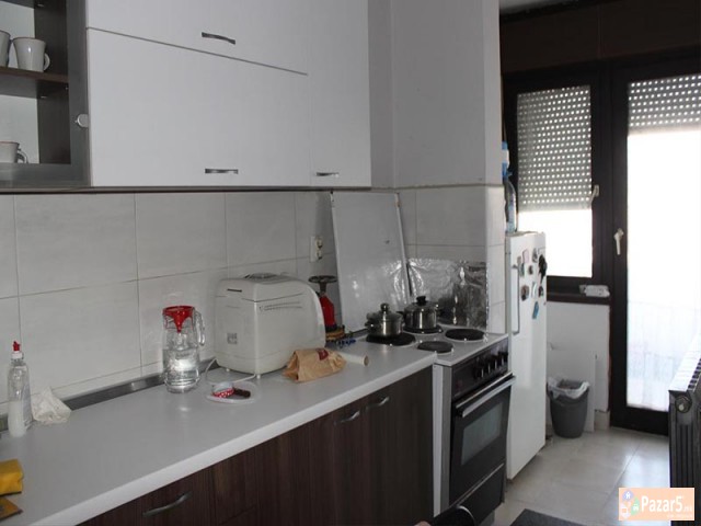 СЕ ИЗДАВА ТРОСОБЕН СТАН ВО КАПИШТЕЦ