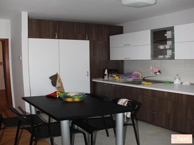 СЕ ИЗДАВА ТРОСОБЕН СТАН ВО КАПИШТЕЦ