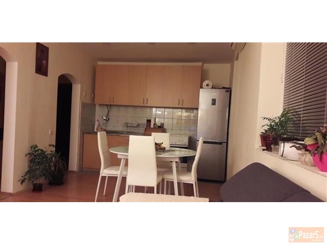 Се продава комплетно реновиран двособен стан