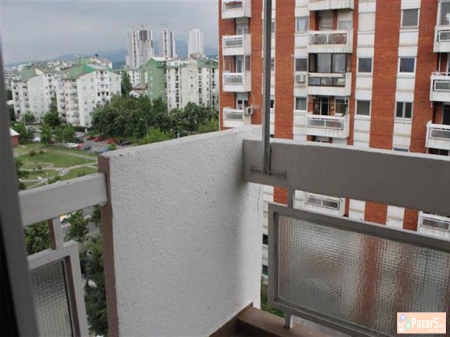 СЕ ИЗДАВА ТРОСОБЕН СТАН ВО АЕРОДРОМ