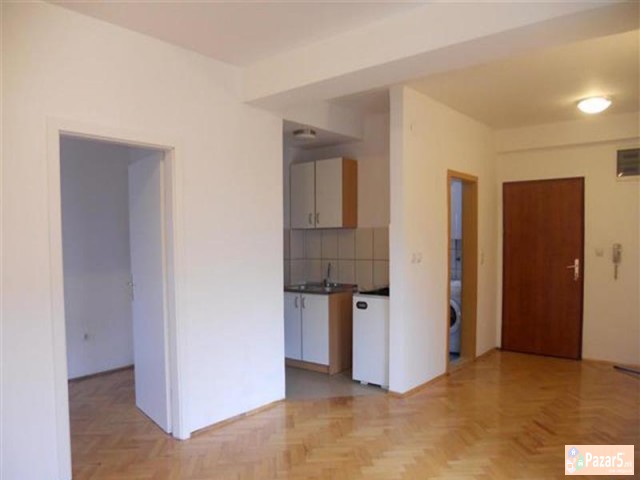 СЕ ИЗДАВА ПРАЗЕН СТАН ЗА КАНЦЕЛАРИЈА ВО ЦЕНТАР