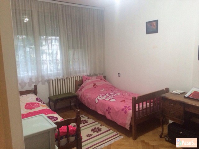 СЕ ИЗДАВА ТРОСОБЕН СТАН КАЈ НОВА ЖЕЛЕЗНИЧКА