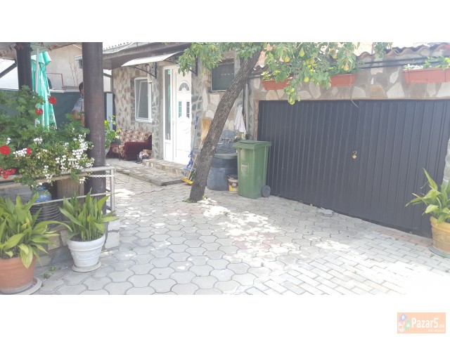 Se Prodava Kukja Vo Nas. Lisice