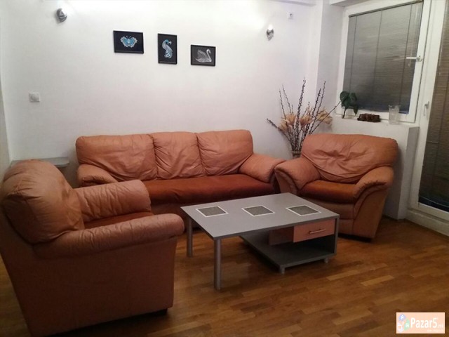 Se Iznajmuva Trosoben Stan Vo Centar