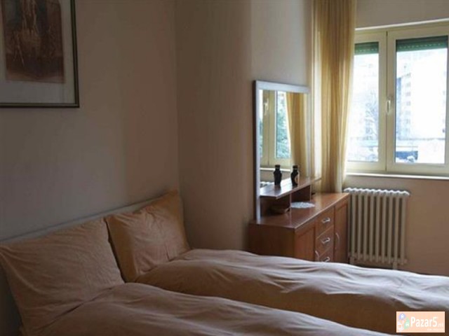 Se Iznajmuva Trosoben Stan Vo Centar