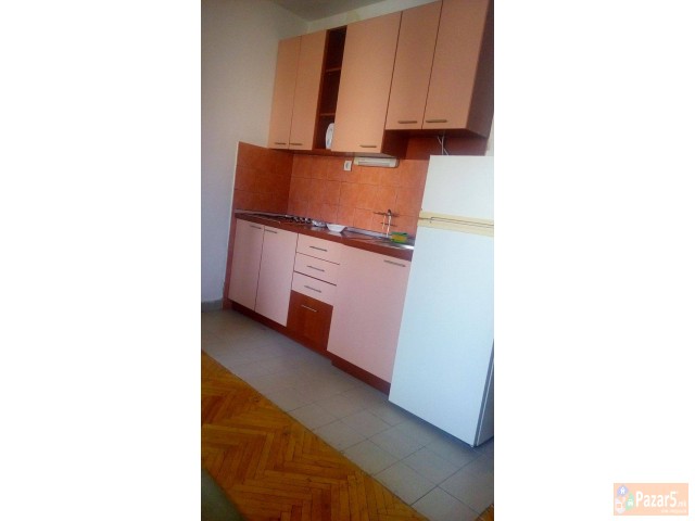 Izdavam Garsonjera Na Prekrasna Lokacija