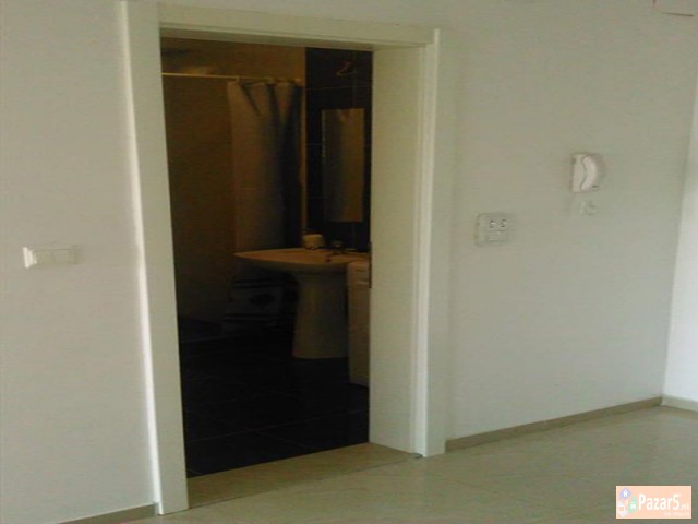 СЕ ИЗДАВА ДВОСОБЕН СТАН КАЈ НОВА ЖЕЛЕЗНИЧКА